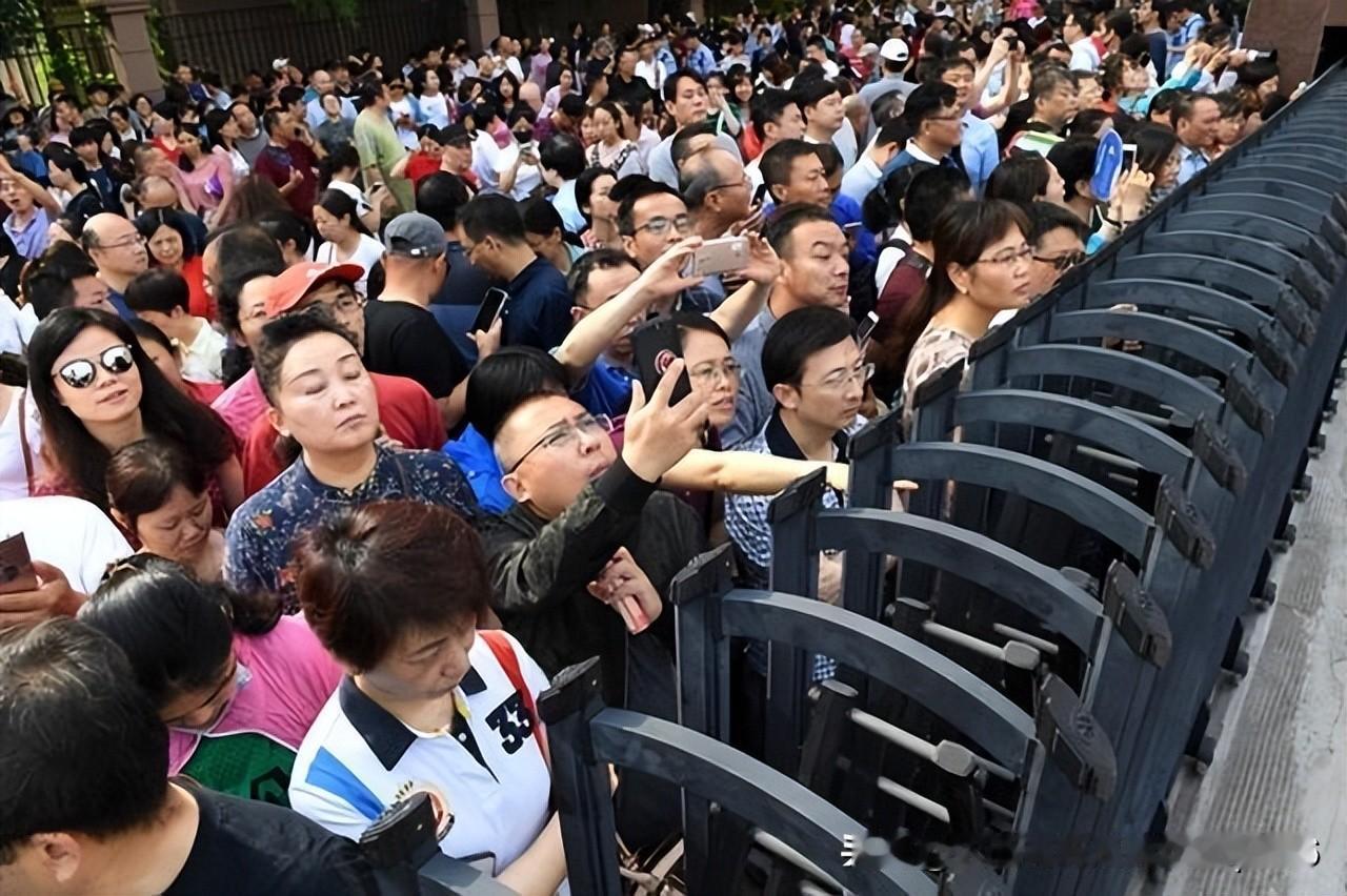 两场高考，两种结果，答案其实早就藏在日常里。

家长过度的紧张、刻意的特殊对待，
