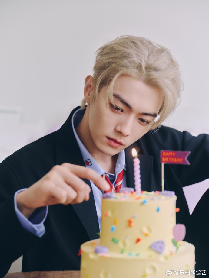 许凯染了金发   许凯染了金发真的是帅的太有少年感了呀，金发制服的造型完全就好像