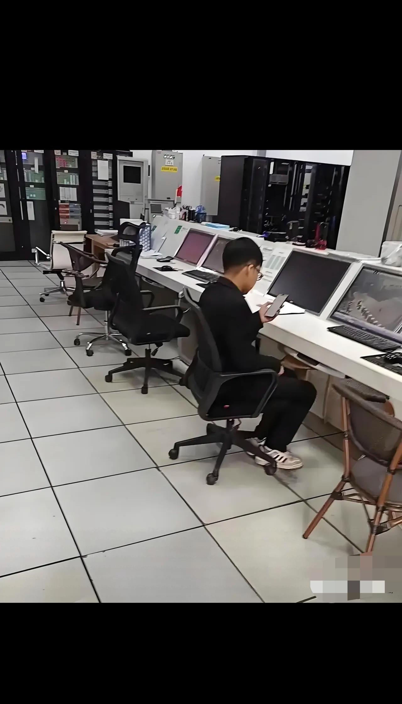 江苏无锡，男子春节在公司值班8天，节后，他找公司索要3倍工资6240元，被公司拒