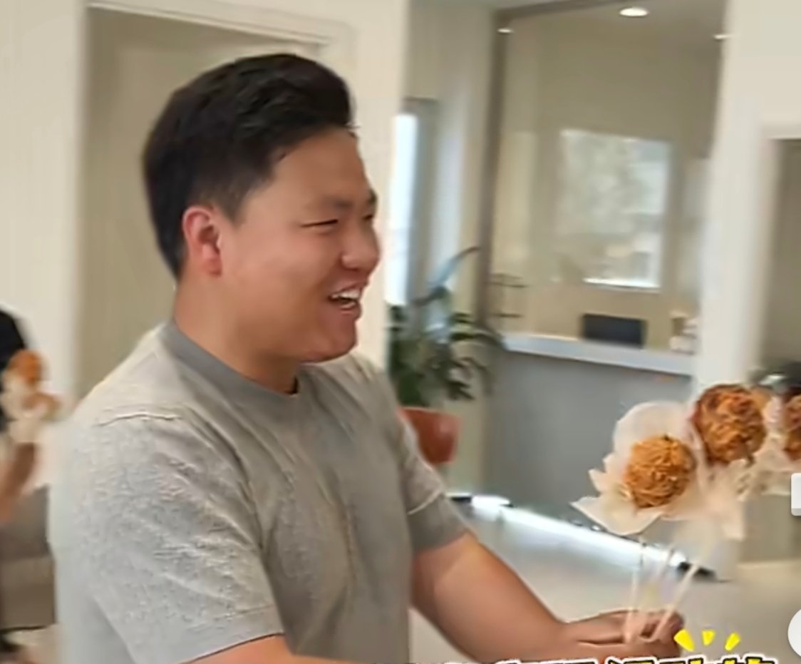 这份答谢真的太质朴了！千里迢迢带着活鸡奔赴，没有华丽的礼物，全是实打实的真心，双