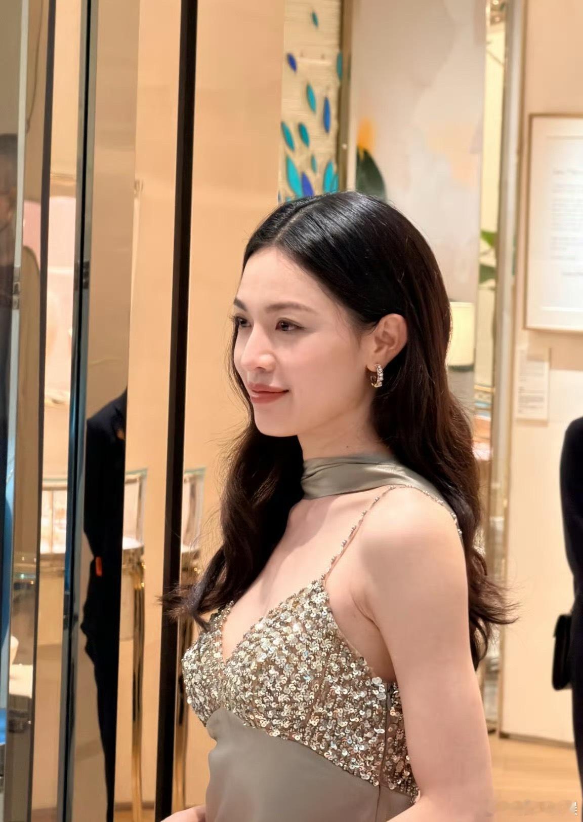 钟楚曦成都活动状态状态还是不错的，看来抢C位事件对她影响不大，毕竟有野心不是什么