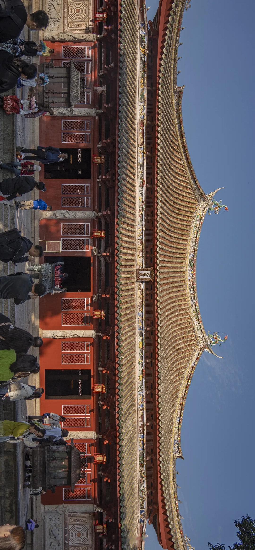 泉州府文庙的重檐庑殿顶，龙脊在红墙飞檐间舒展，古建的每一道纹路都藏着时光的诗意。