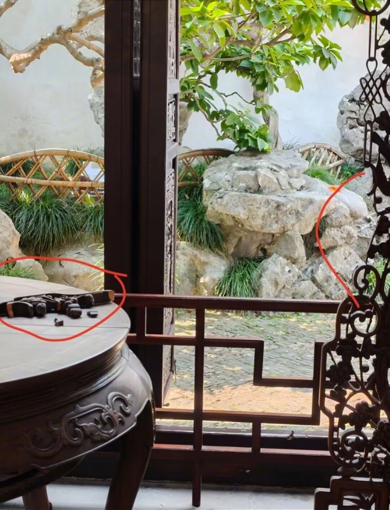 #游客撞坏苏州网师园清代木雕#【#撞坏苏州网师园木雕的游客已找到#！园方正修复，