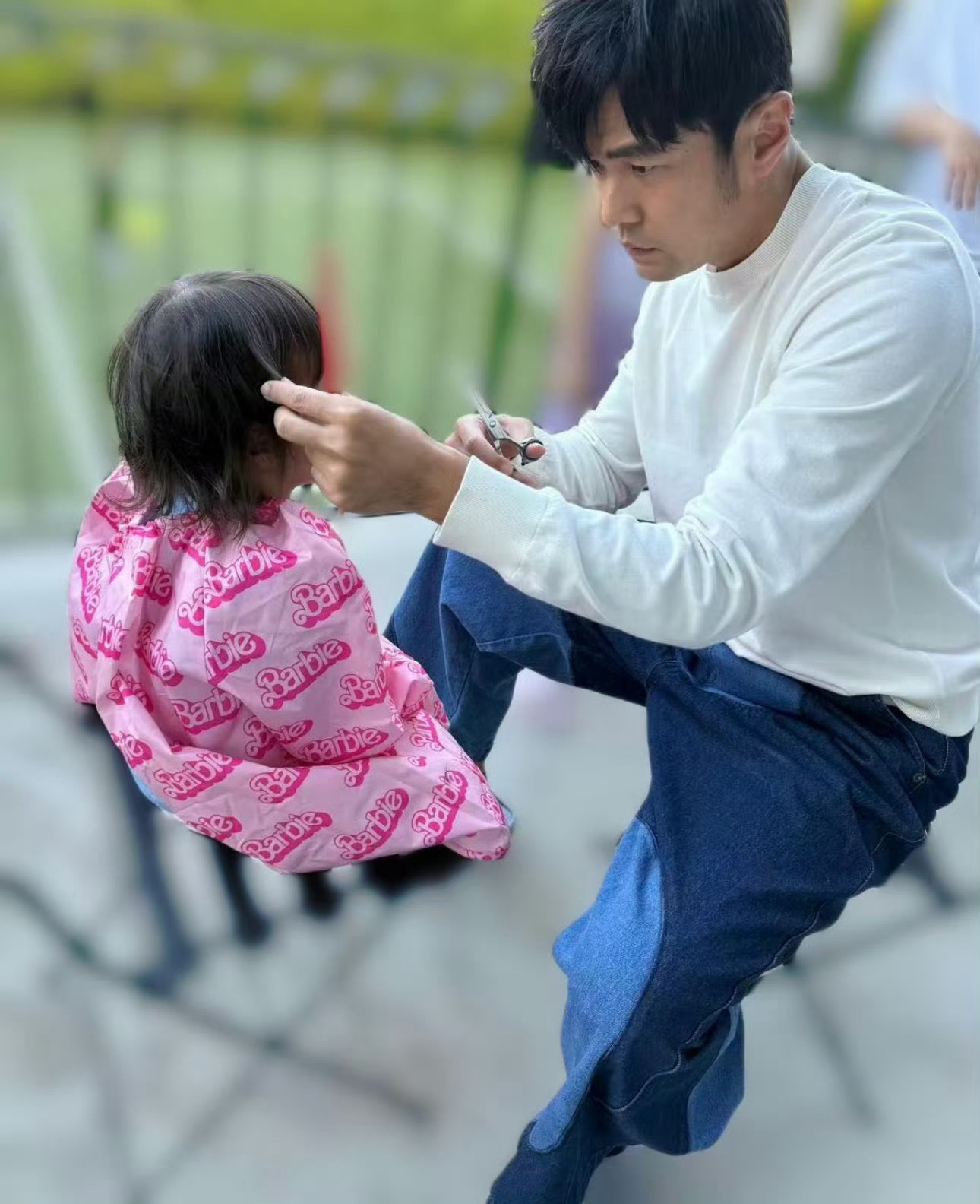 给女儿剪头发的爸爸好有爱