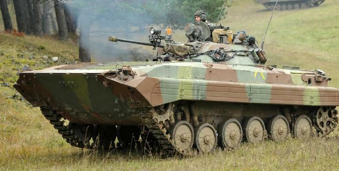每天认识一件兵器 俄罗斯BMP-2步兵战车BMP-2是BMP-1步兵战车的改良型