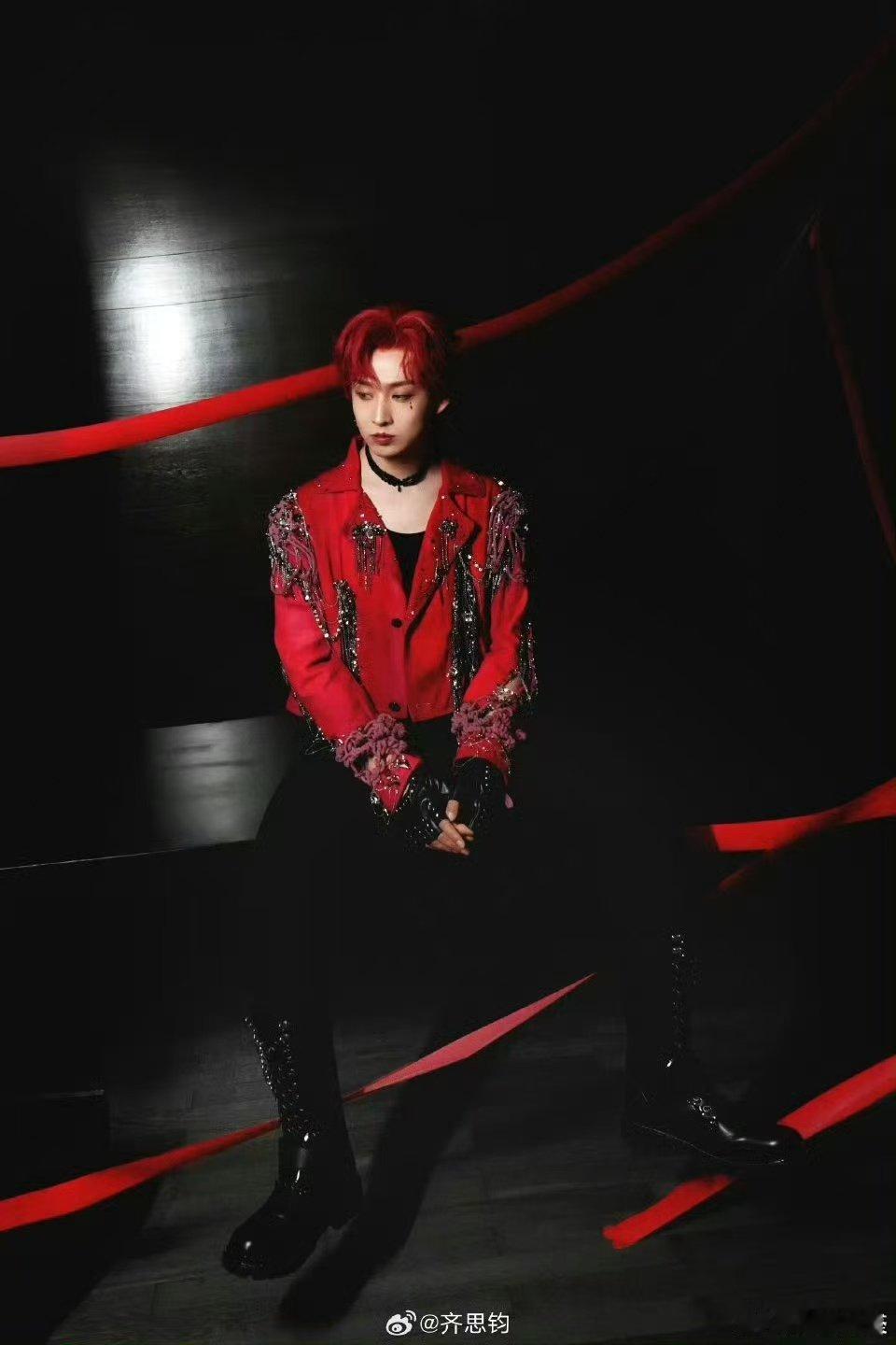 #齐思钧 内娱有自己的爱豆系主持# 舞台上的齐思钧，每一次亮相都是惊喜！这次南波