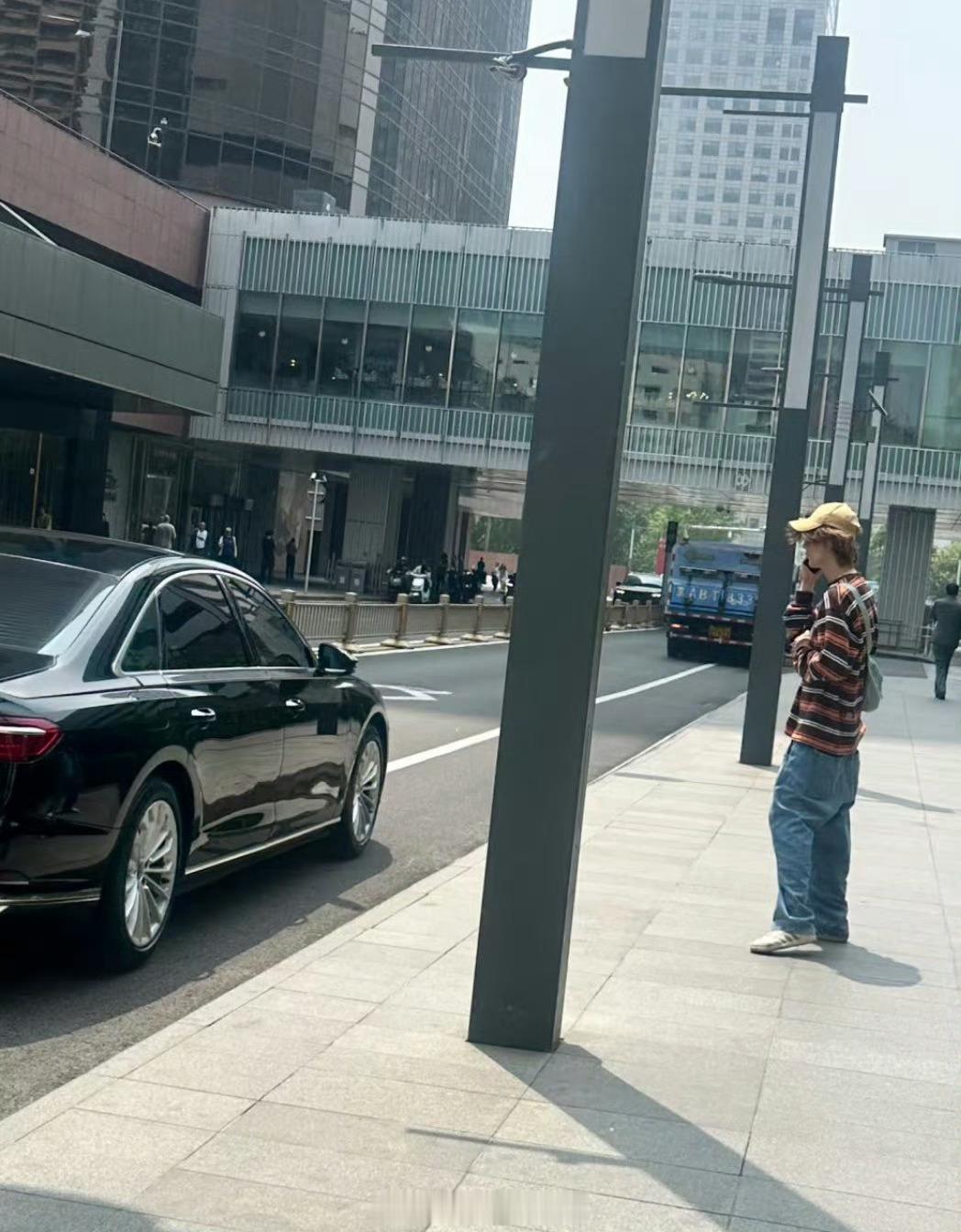 北京国贸偶遇鹿晗感觉鹿晗瘦了好多啊，是不是在为演唱会做准备[送花花] ​​​