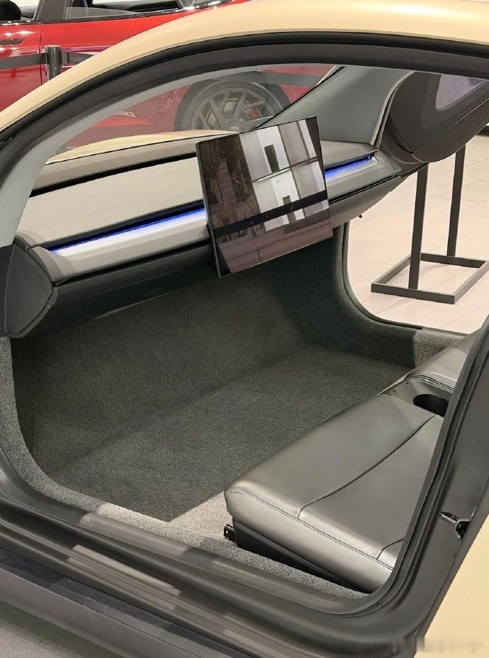 马斯克把方向盘删了，一个个的行业都被他颠覆了，牛人。 