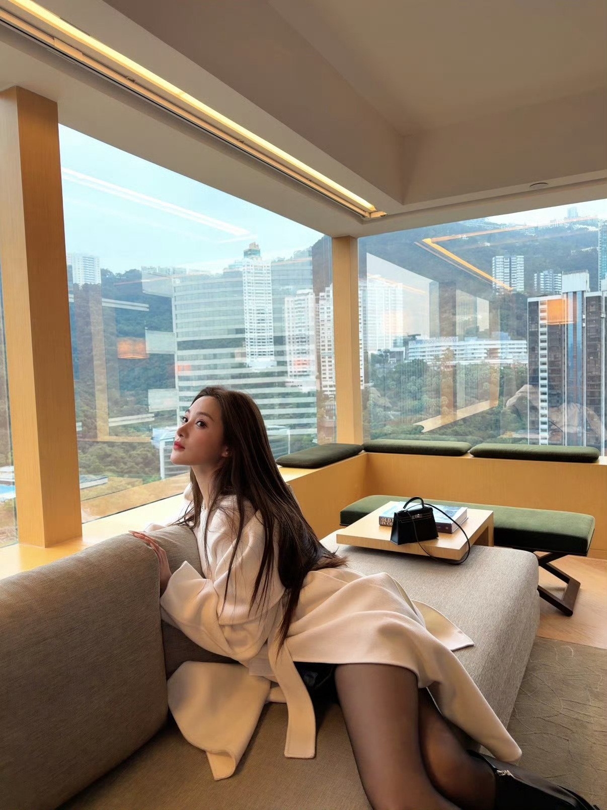 孙嘉璐 🖤 风衣配黑丝长靴 