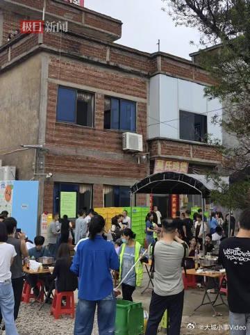 【莫氏鸡煲老板说早点倒闭早点快乐】 4月6日深夜，莫叔下班后过60岁生日，和家人