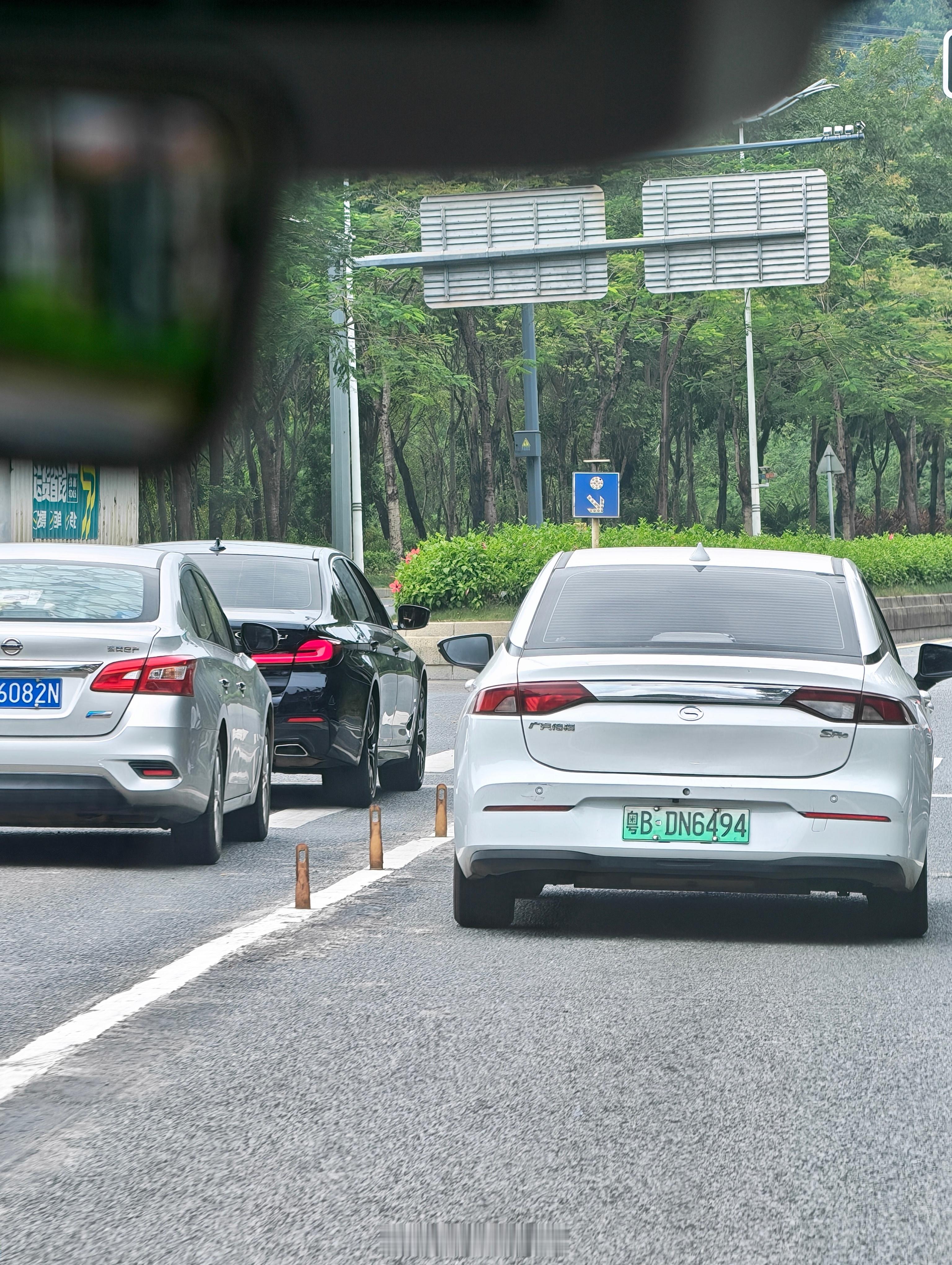 深圳这点好评啊在一些路口都有一些小桩子那些加三的车算是警告了～ ​​​