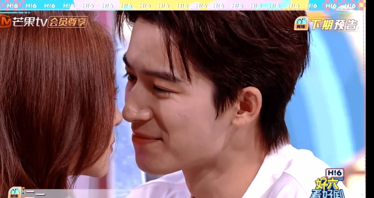 #秦霄贤看吴谨言王星越的表情#秦霄贤居然背着我们吃这么好，现场嗑cp我真的羡慕了