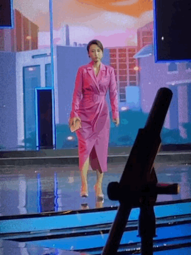 主持人张蕾姐姐不就是准备换下高跟鞋吗？你们都看啥呢？什么体型的女人回头率超高张蕾