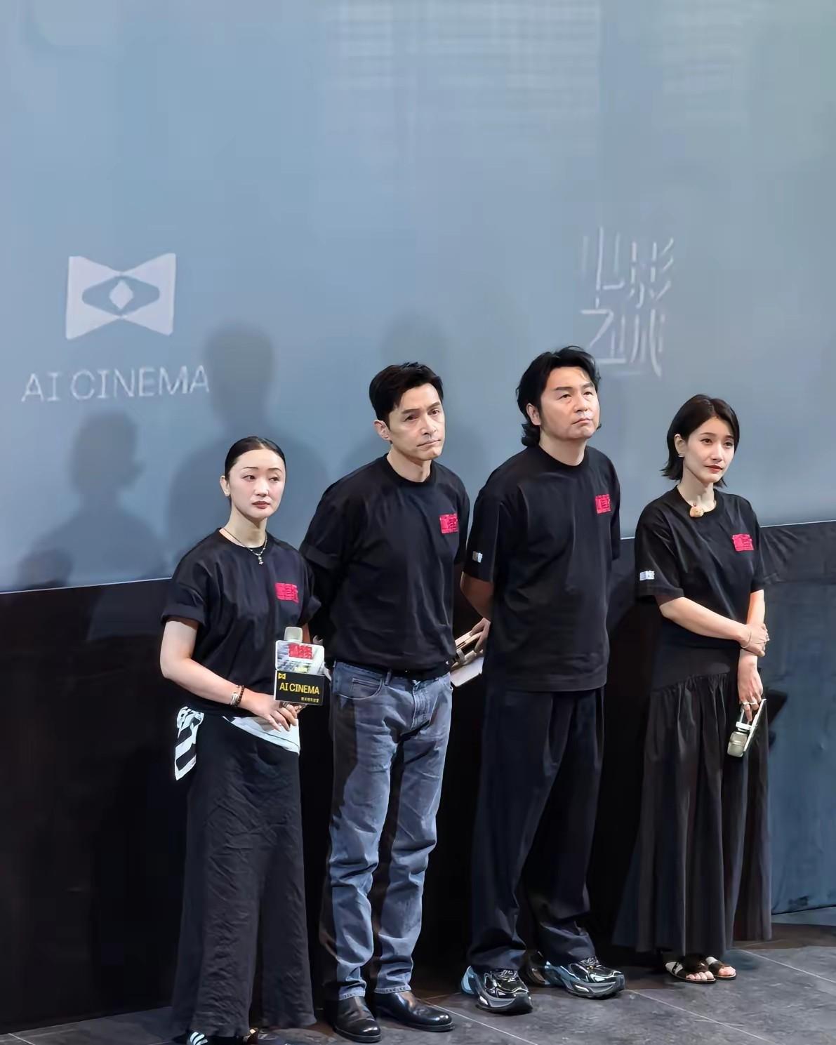 怎么会是这个表情呢？哪里像个明星啊？上海首映仪式上，《抓特务》剧组的主要演员有些