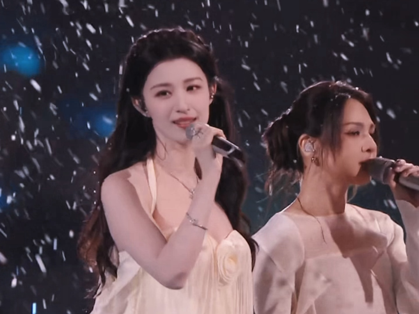 王楚然这个飘雪镜头美醉了。。。湖南卫视跨年演唱会