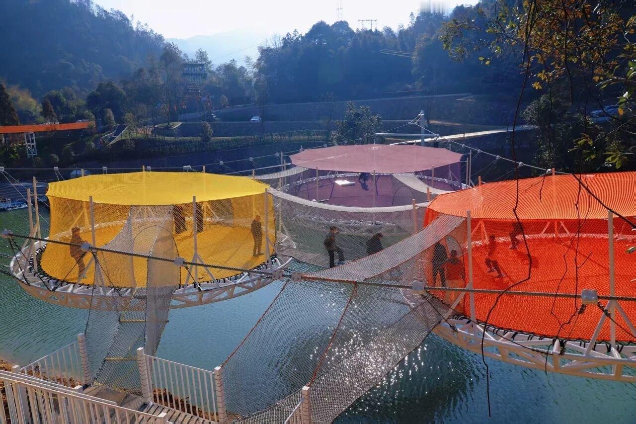 在云和梅湾村的溪谷里挖到宝藏了✨这里的酷顽星球也太会玩了吧！藏在山水间的全地形探