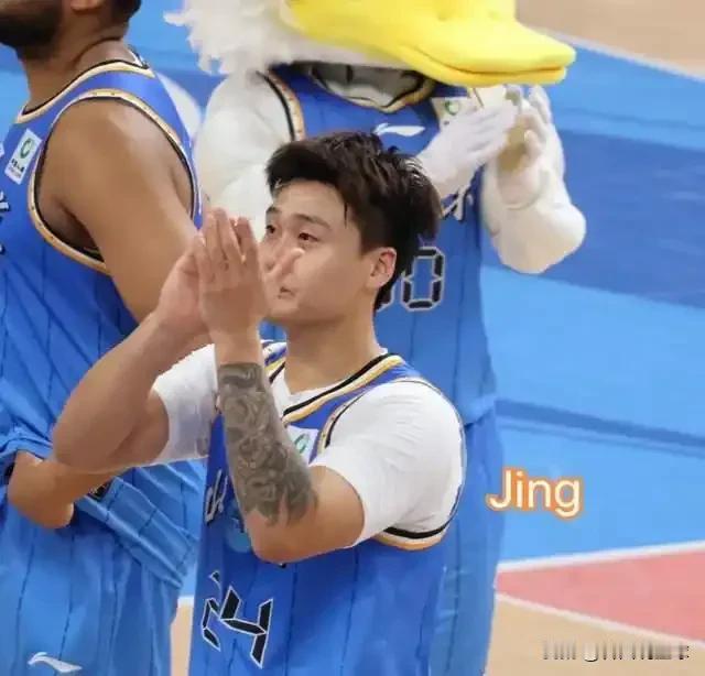 昨晚北京男篮不敌青岛男篮赛后，北京后卫赵睿在社媒上与球迷发生争论，说出一句非篮球