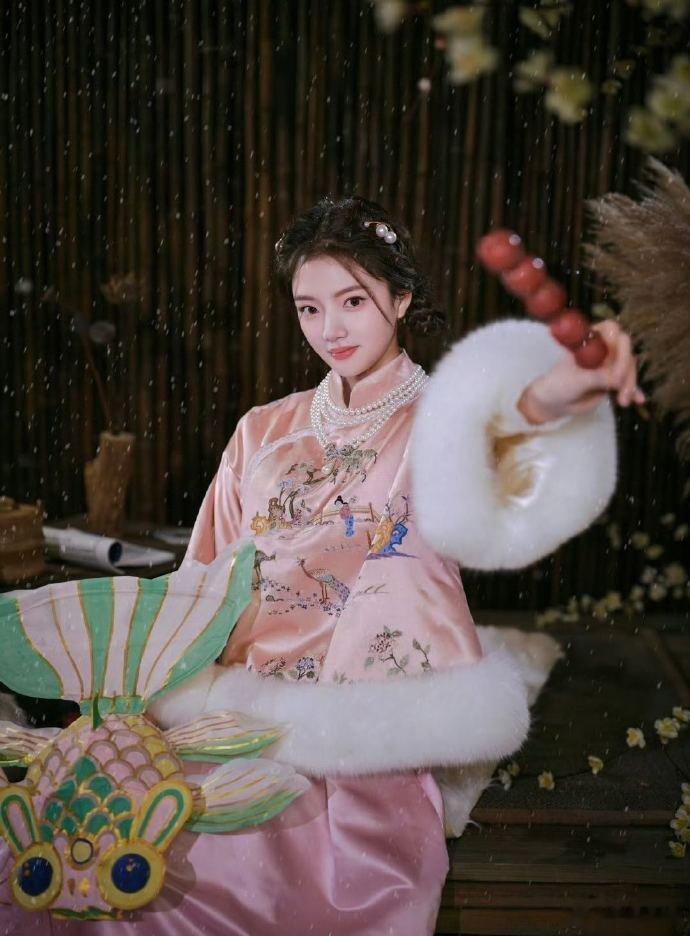 任敏粉色年画娃娃  任敏的春晚造型太圈粉了！粉色棉袄搭配甜美妆容，简直就是新中式