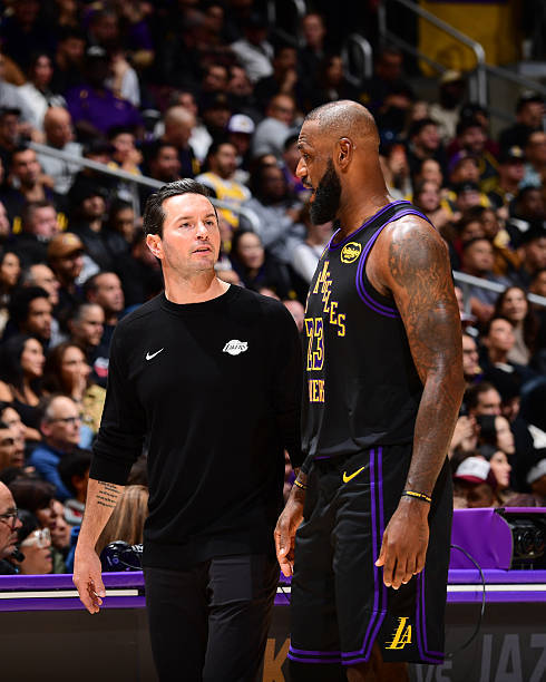 詹姆斯最近4年场均正负值：2025-26，-2.82024-25，-0.8202