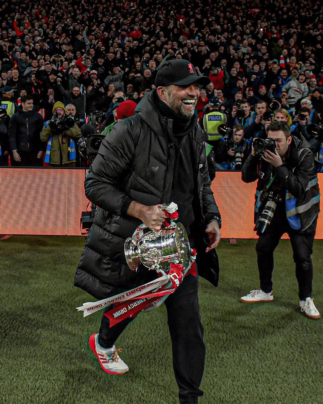 克洛普可以不带着遗憾离开了，带着一个残阵拿下了英联杯冠军。
夺冠之后，紧接着利物