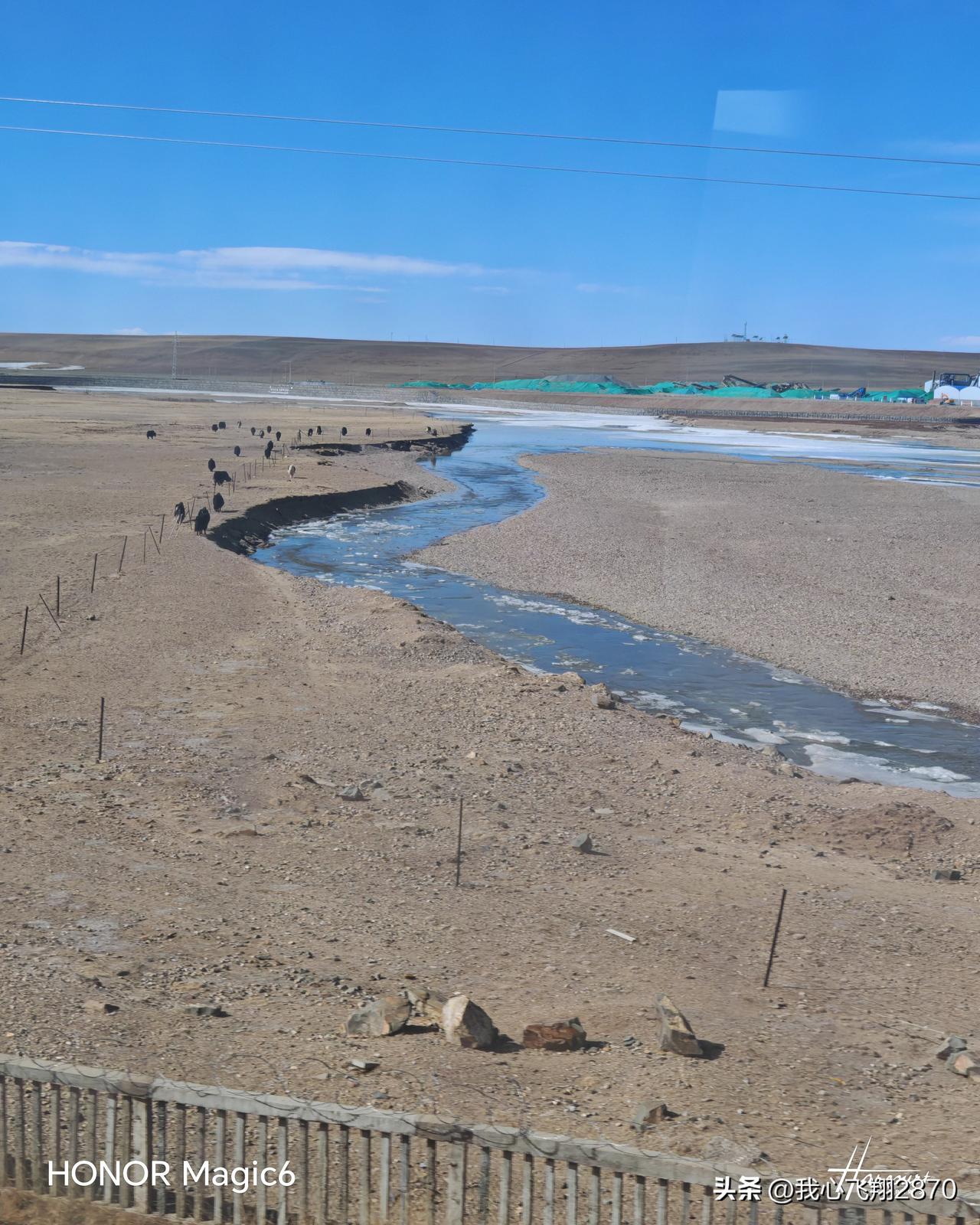 风景都在路上——在每一个不知名的垭口，风马旗猎猎作响；在每一个转弯处，雪山突然现