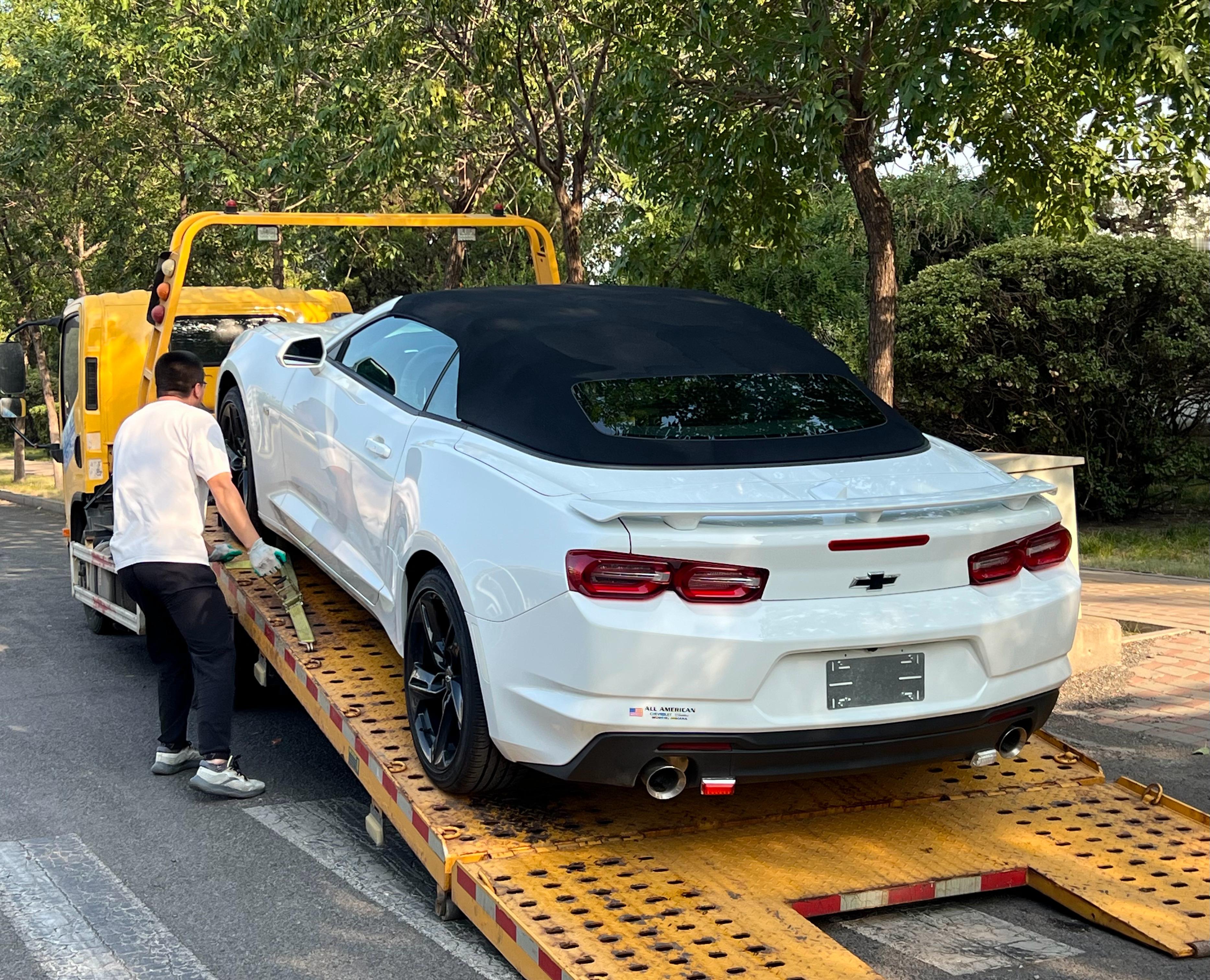 腾飞卖了一台白色的敞篷科迈罗车主是老款科迈罗换的新款哈哈反复消费～  ​​​