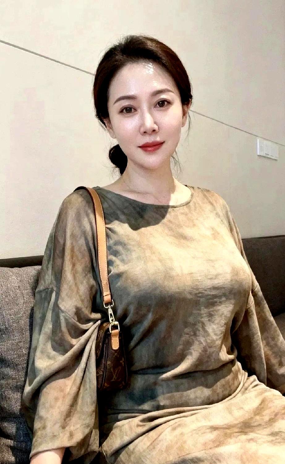 两个数字加起来刚好是9，乍一看是不是有点烧脑，其实答案就藏在细节里。
图里这位女