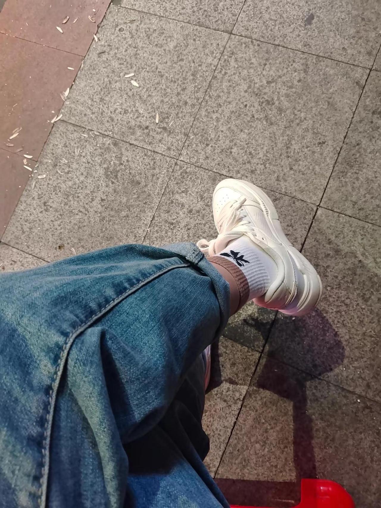 你去找黑丝吧，我只会穿牛仔裤，牛仔裤脱了还有秋裤，实在拿捏不住你