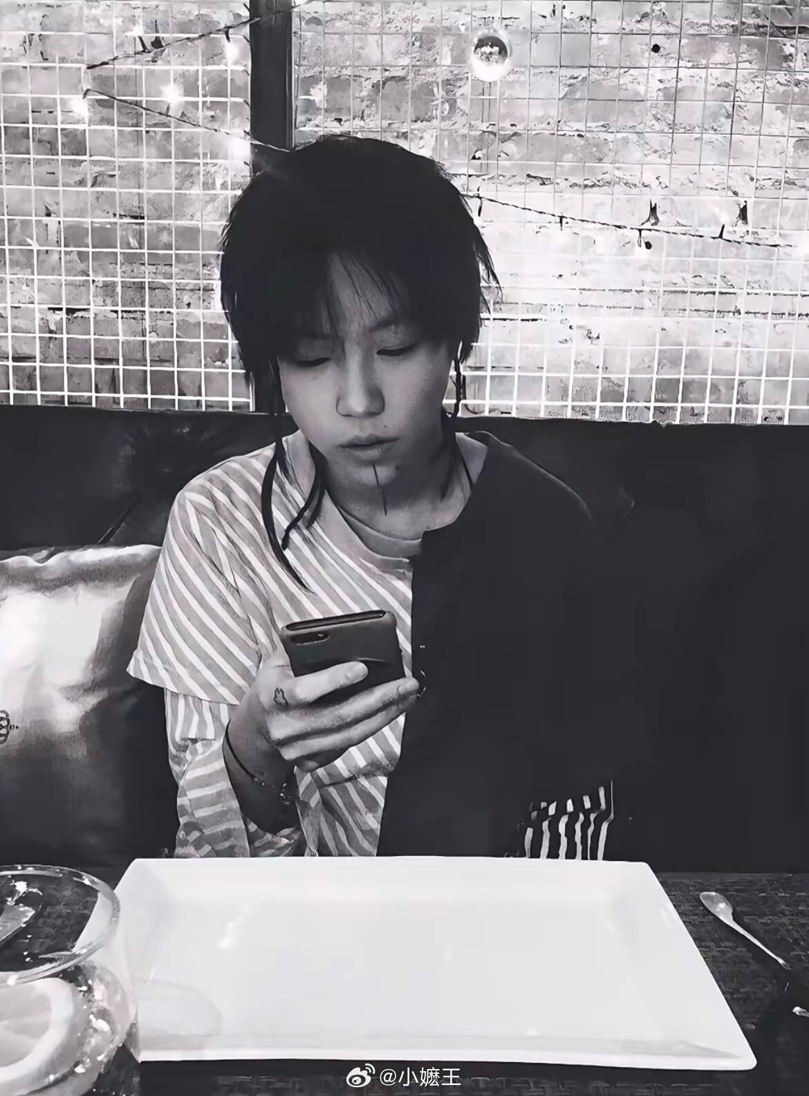 我真的会反复爱上窦靖童。。窦靖童为了火星电台选电台情歌窦靖童说选歌为了火星电台