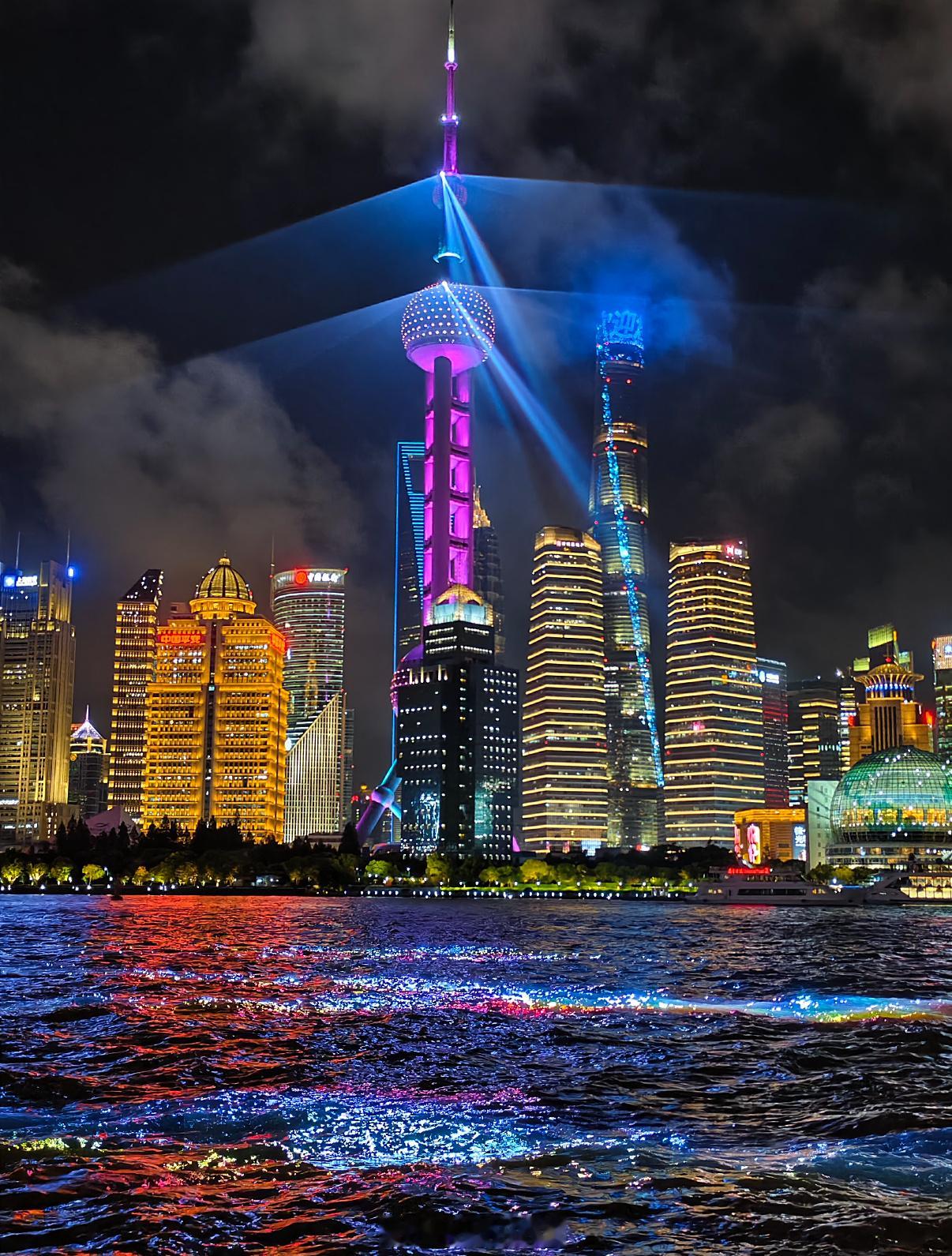服务员当面倒入罐装可乐一杯卖50元这应该不奇怪吧，据说用安卓、喝蜜雪，东方明珠会