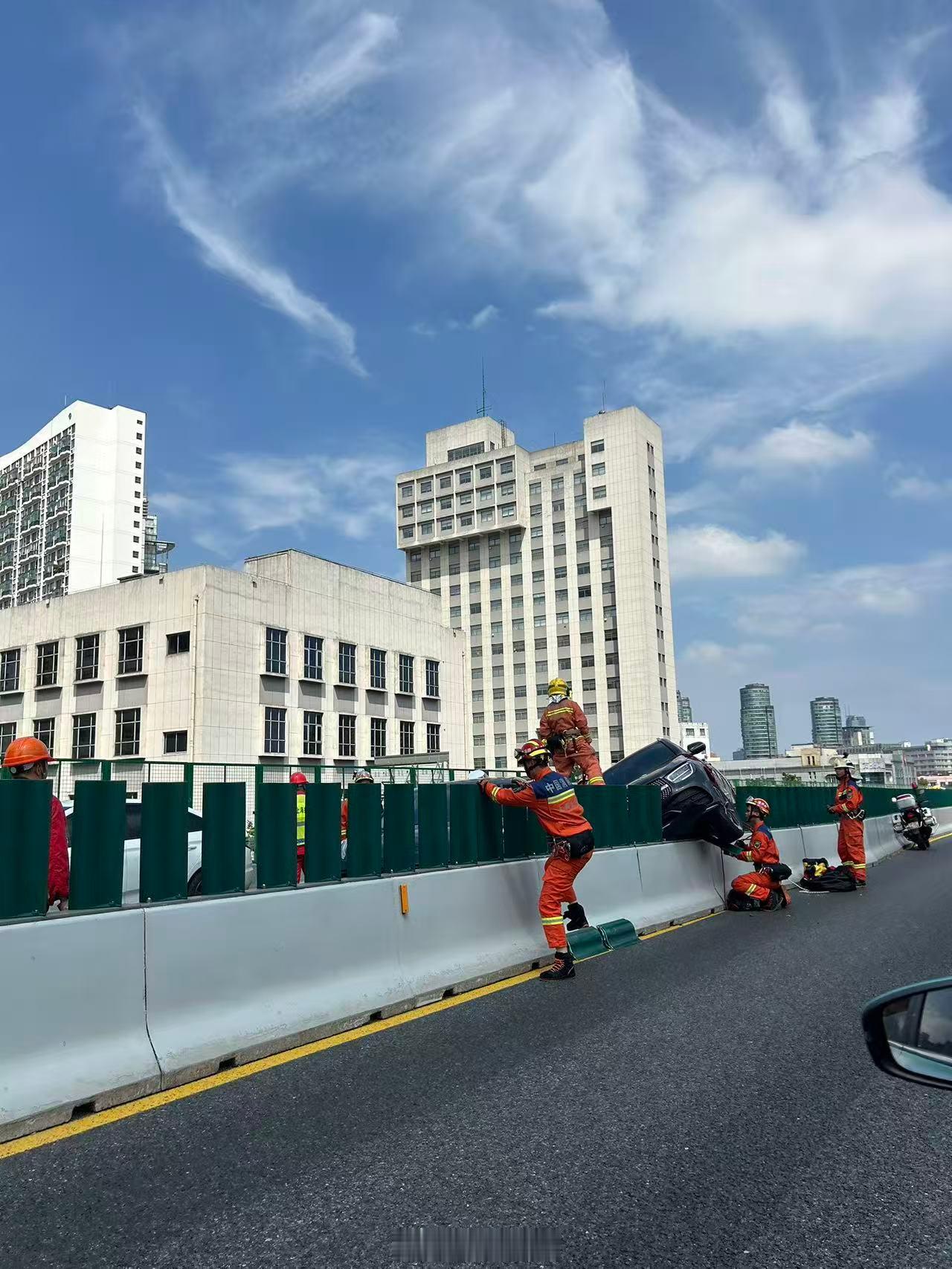 去机场的高架上堵了半天，结果是对向车道一台大奔飞到了隔离栏上？这么高的隔离栏能卡