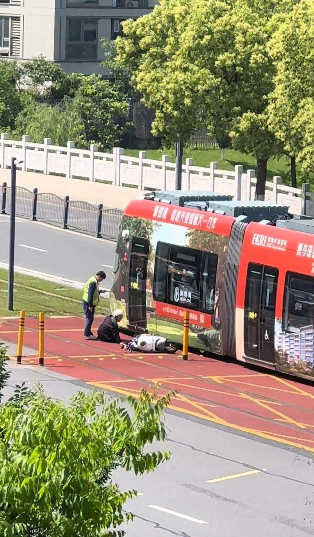 嘉兴的电瓶车是要管管了，横冲直撞，不看信号灯的，总觉得别人会让。

被撞到么，就