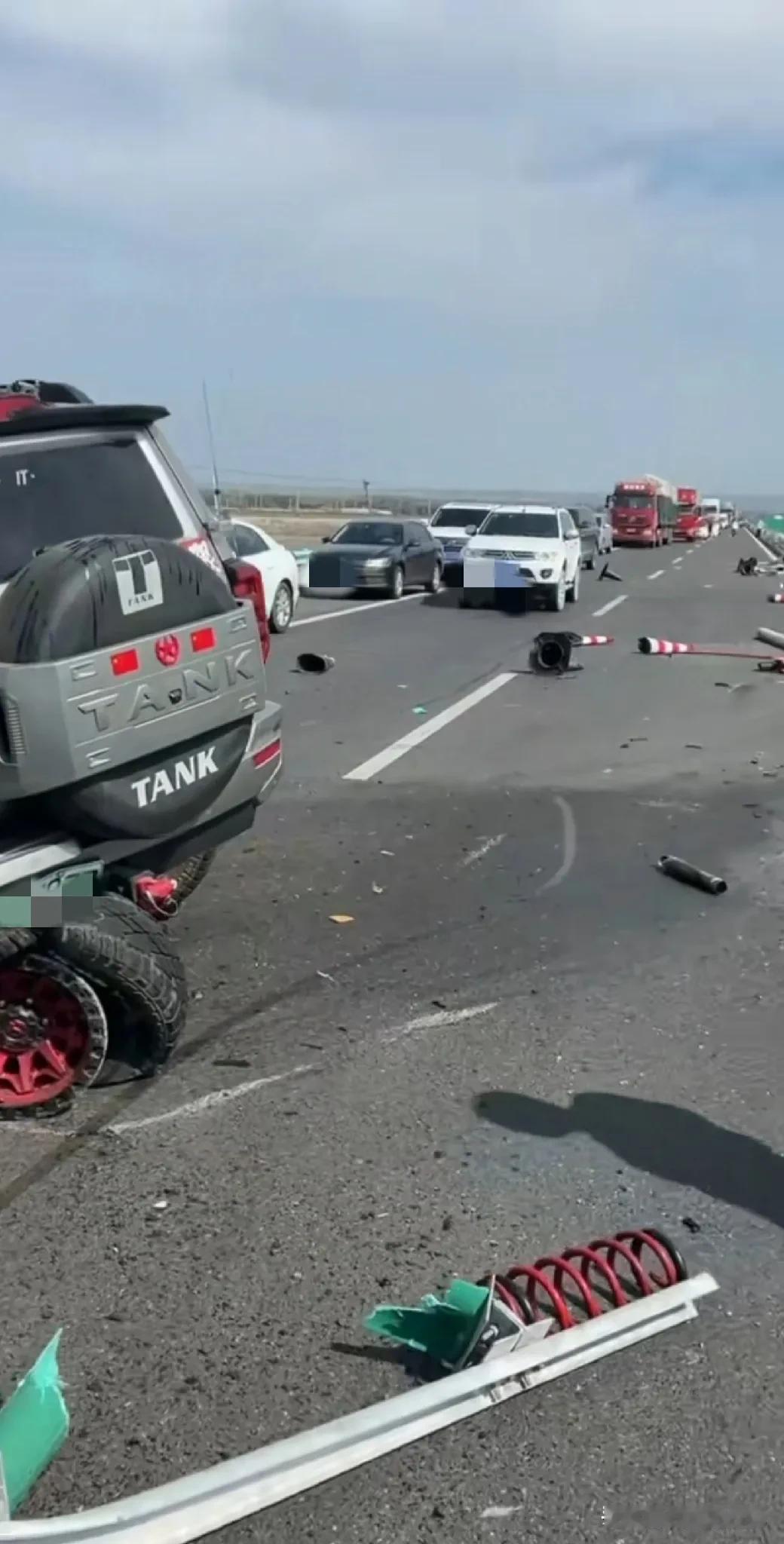 这次车祸看来不能全怪车，看着挺可怕的，坦克都能被撞成这样，左边后轮飞了，前轮变形