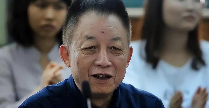 如项立刚所言：易中天、莫言这些从五六十年代走过来的人，内心深处自带自卑、盲目仰慕