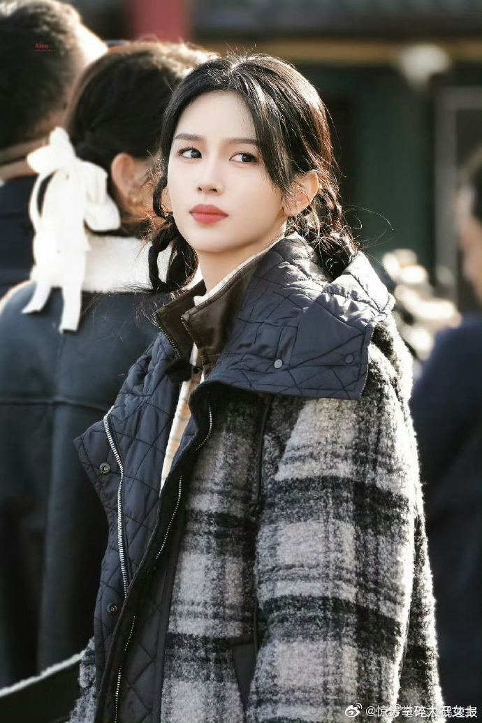 周也蹦极周也地球超新鲜蹦极周也蹦极路透来了！衣服随便穿，脸认真美，张开双手的也子