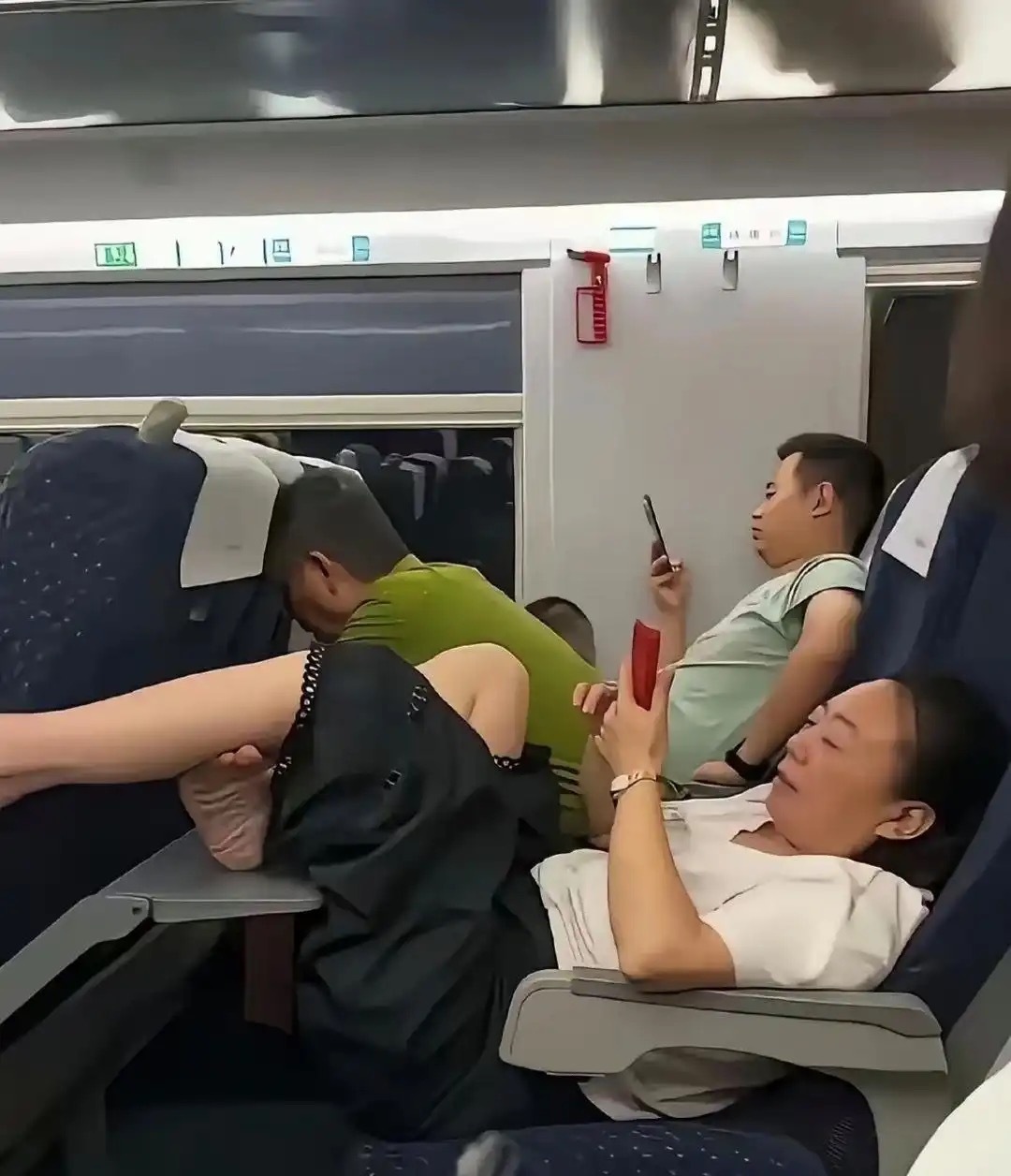 这大妈是怎么做到脸不红心不跳的？ 