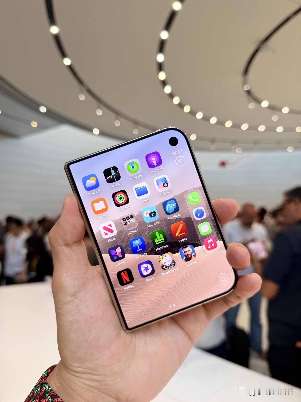 苹果折叠手机iPhone Duo，到底怎么样？

苹果首款折叠屏终于来了。202