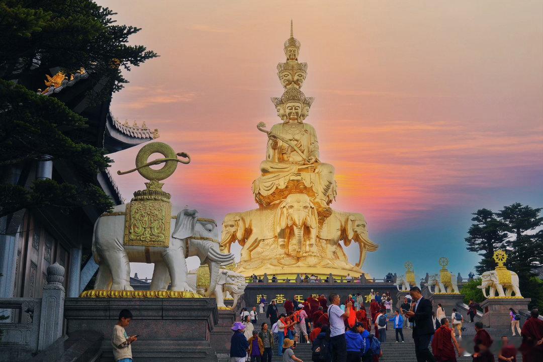 རི་རྩེ་སྤྲིན་གསེབ་ཏུ་ཟུག་པའི་གླང་ཆེན་འགྱ