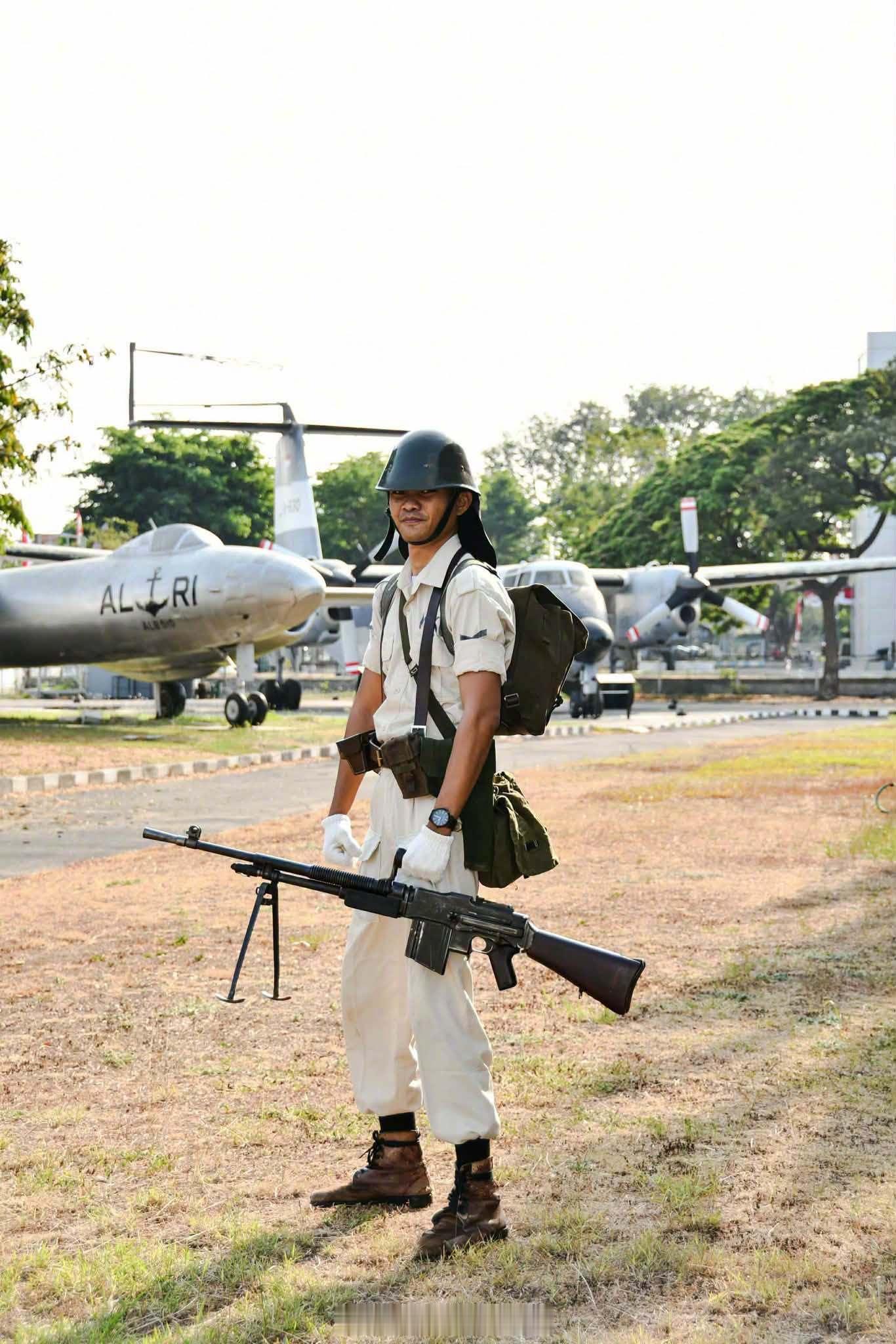 兵器影像 印尼军服爱好者COS1953年印尼海军陆战队的单兵装备。小细节有传统的