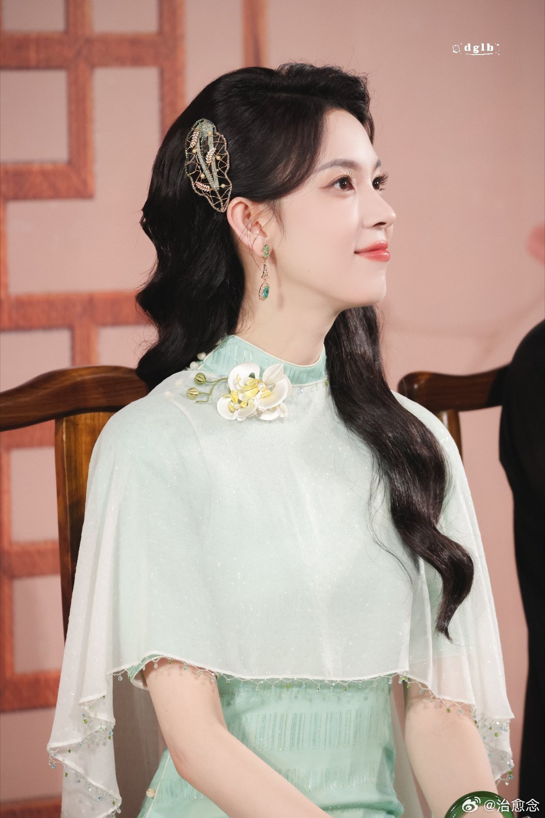 陈瑶被剧透的世界美成啥了氛围感封神的蓝衣造型来了！陈瑶演绎李意迟，一身古装温婉灵