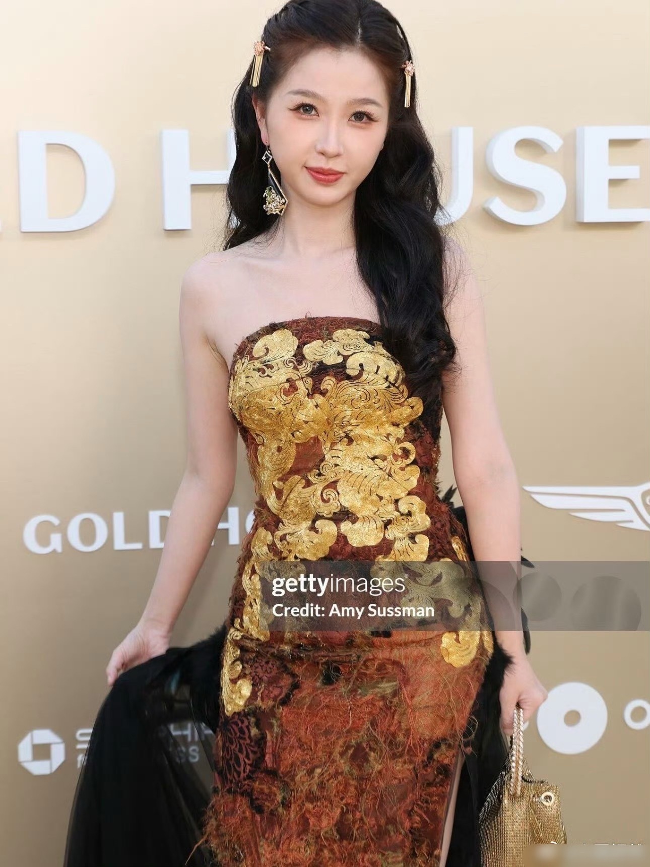 虞书欣G社生图 今天这套造型大家能给欣欣子打几分雍容大气的裙子配上俏皮的脸蛋，总