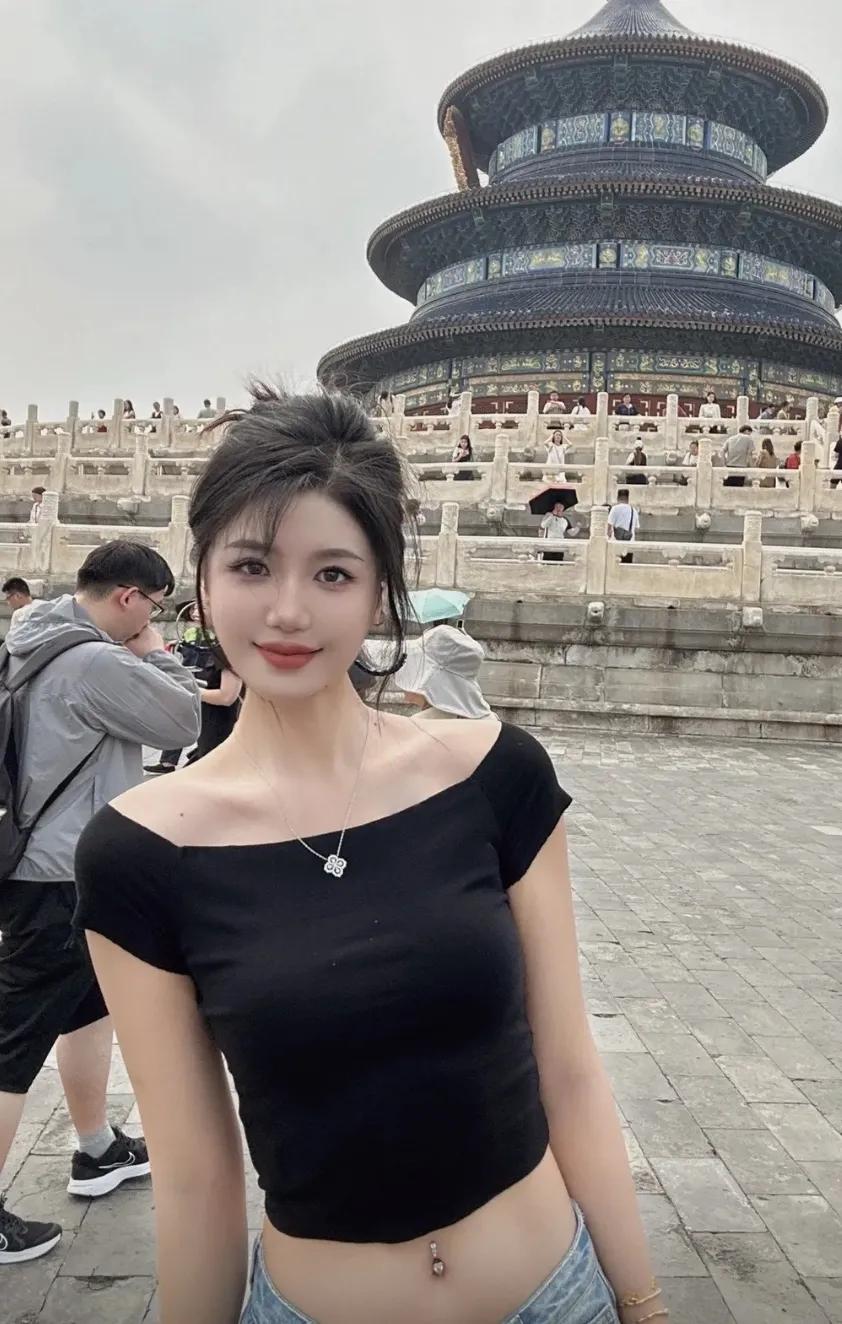一个憧憬爱情却犹豫不前的人，并非不愿拥抱婚姻，只是害怕遇人不淑，担心深情错付。我