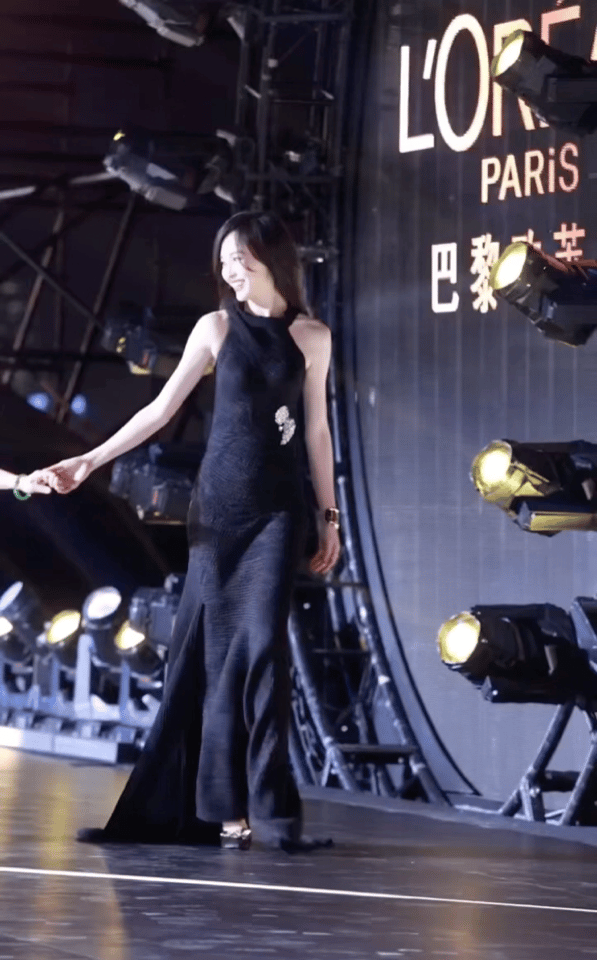#唐嫣走路仪态# 哇塞！我看到美女唐嫣和吴彦姝奶奶一起参加活动了！俩人手牵手一起