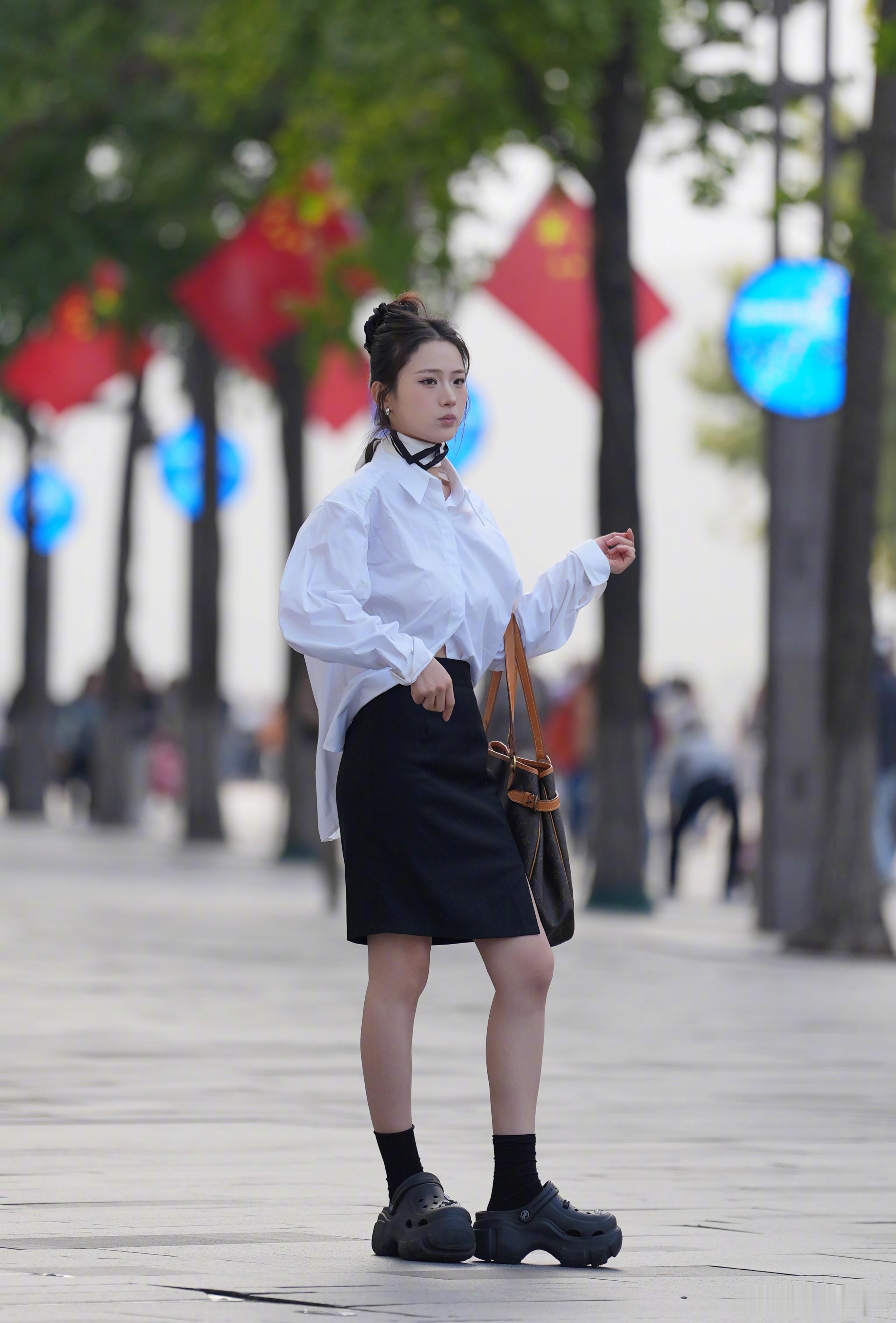 10月9日街拍更新，白衬衫配上小丝巾的美[心] ​​​