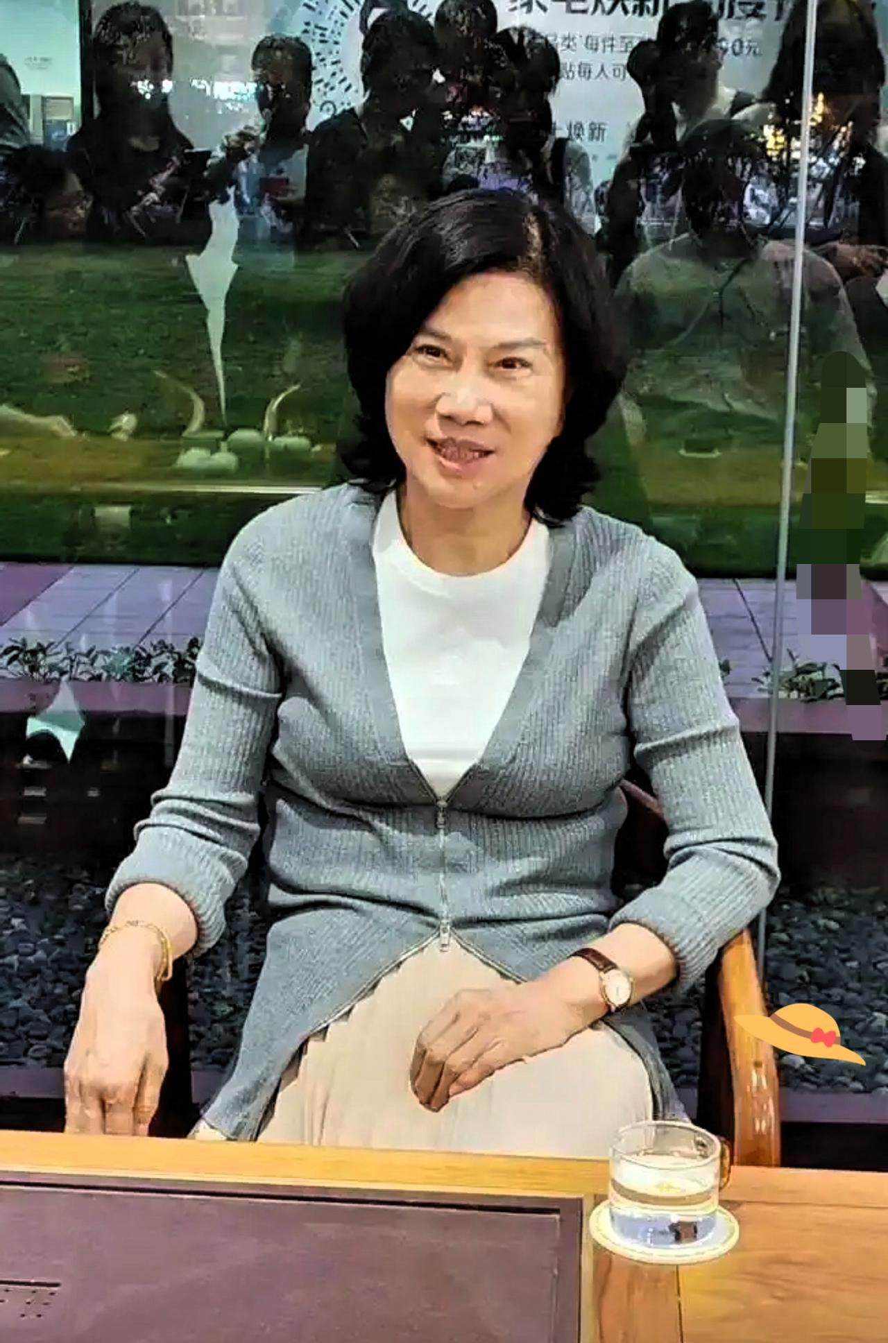 不知道大家发现没
董明珠有一个奇怪的地方
那就是不论在什么场合，她的穿着
很统一