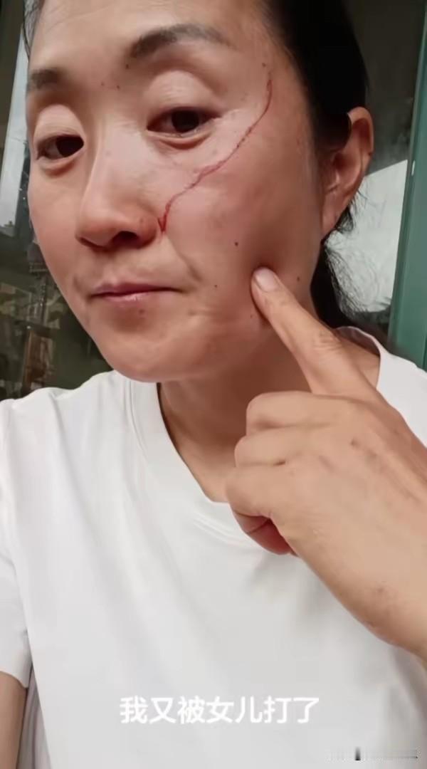 一位妈妈在网上哭诉。高考刚结束，中午她做了饭，把睡觉的女儿吵醒了。孩子先是砸东西