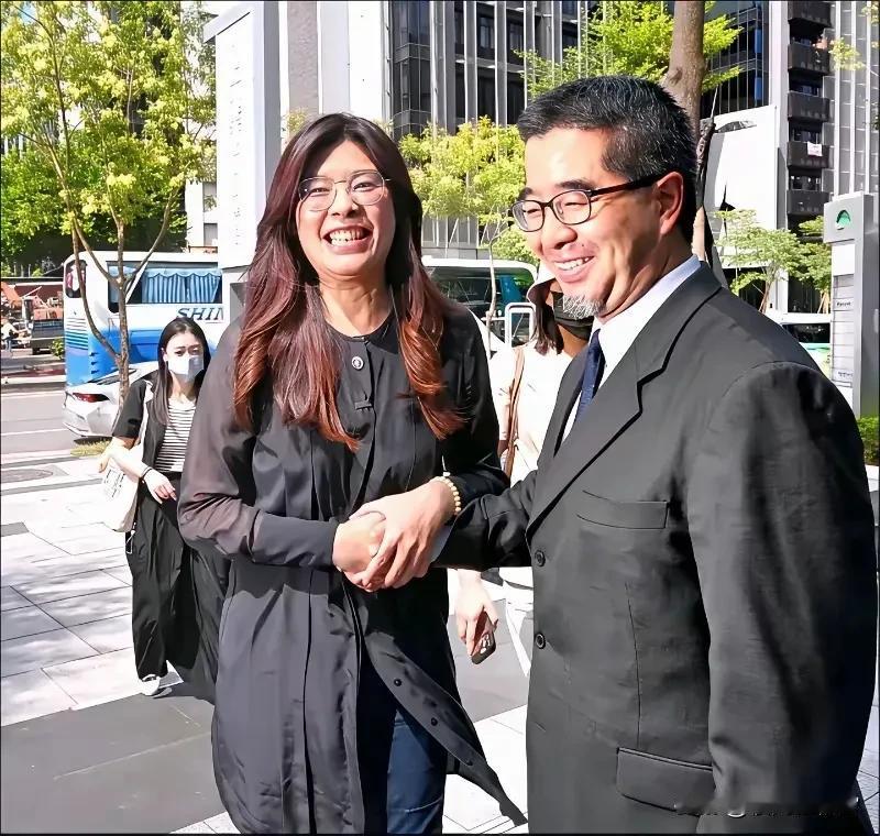 台湾国民党不接受”一国两制"，难道就接受“一国两制″吗？其实“一国两制″，国民党