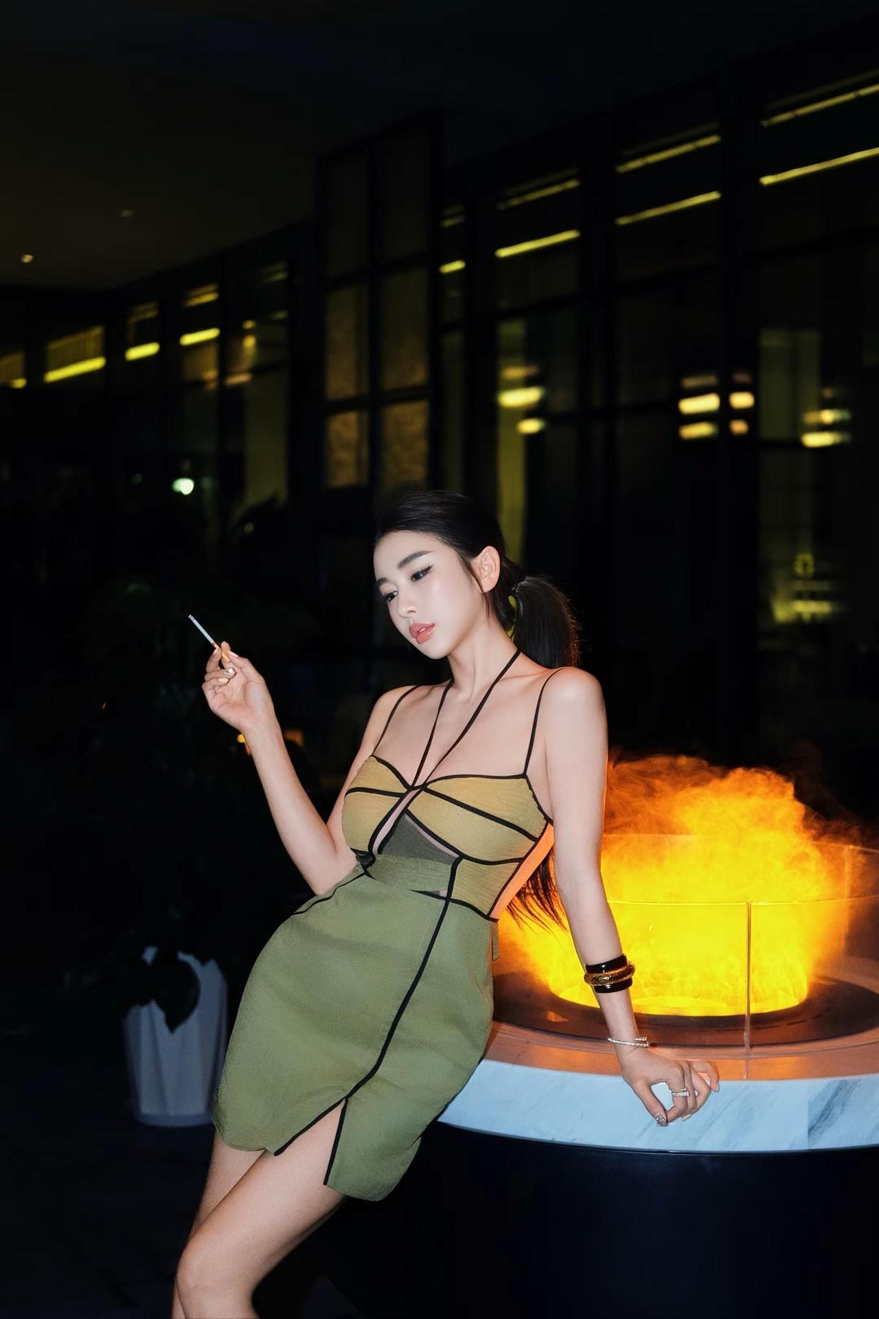 你知道我最害怕一个人天黑。我怀念的是无话不说 什么都短暂包括你 御姐风  @上热