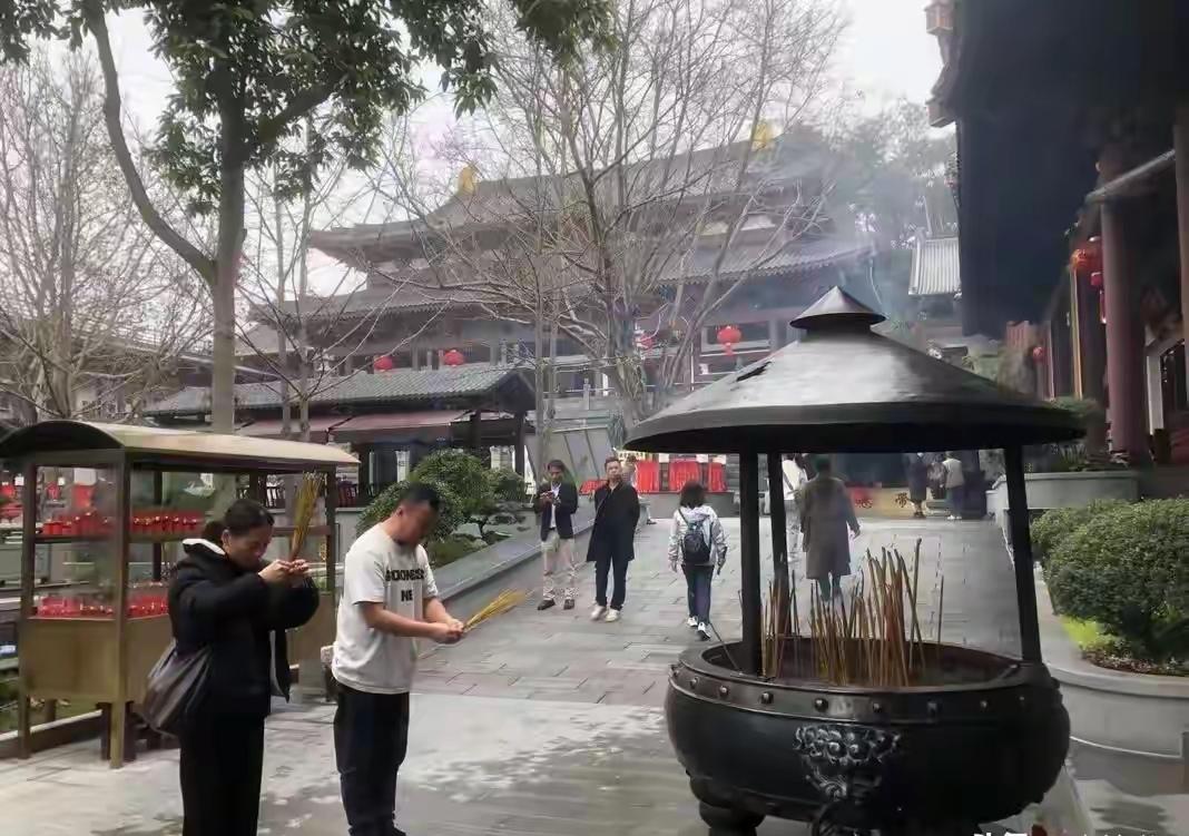 过年去灵隐寺烧香，门票45，进去再花30买香花券。一趟下来75块没了。你以为这钱