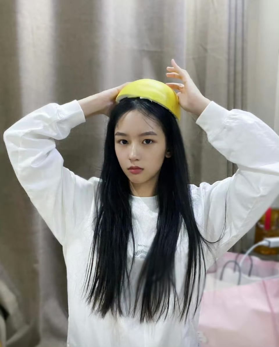 周也早期穿搭，美得太权威了，不管穿什么都这么美 好适合当头像